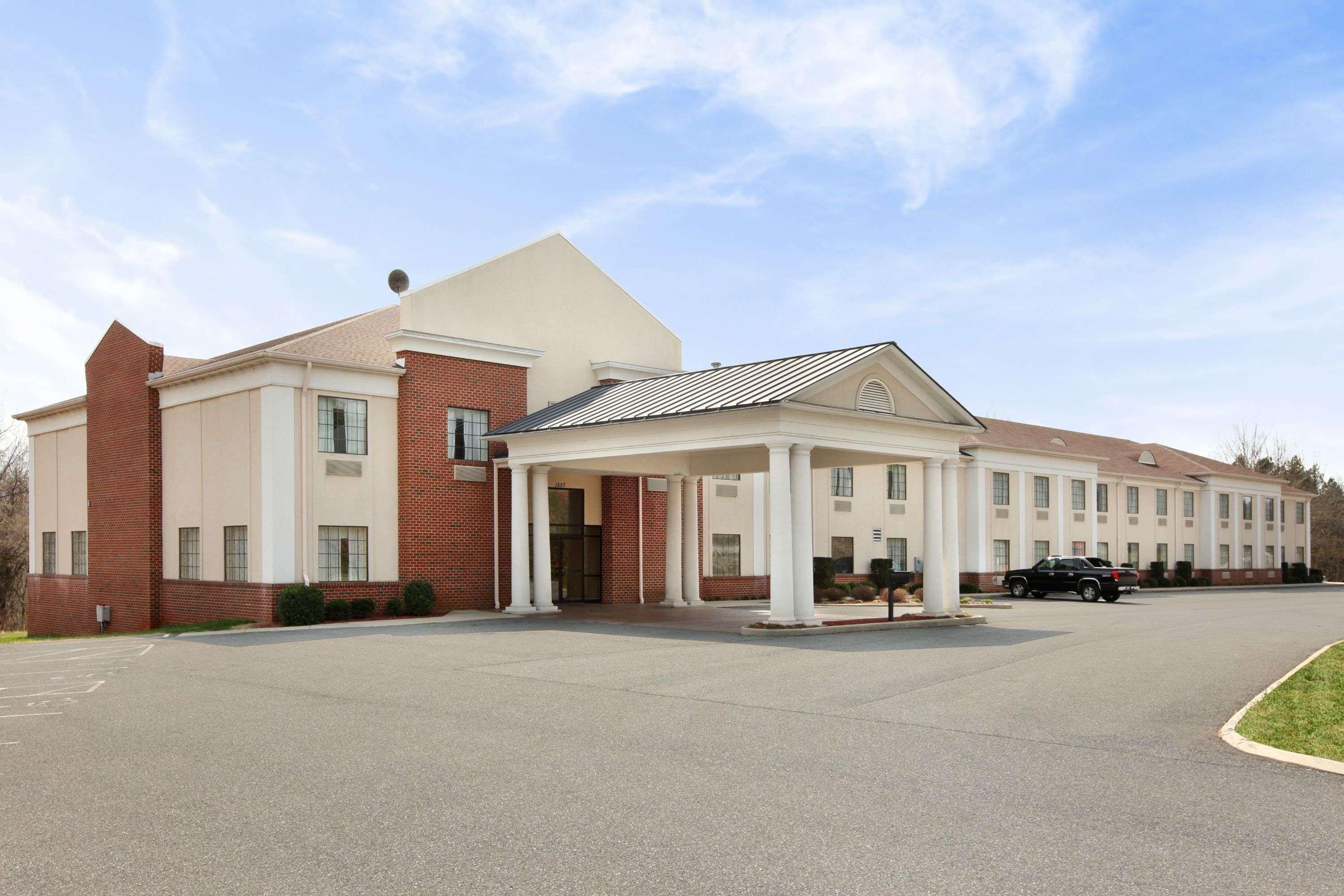 Days Inn By Wyndham Alta Vista Altavista Exterior photo